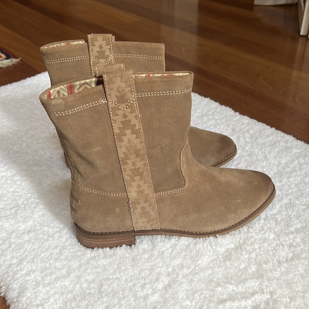 Tom’s Laurel boots in Amphora Burnished Suede NWT
